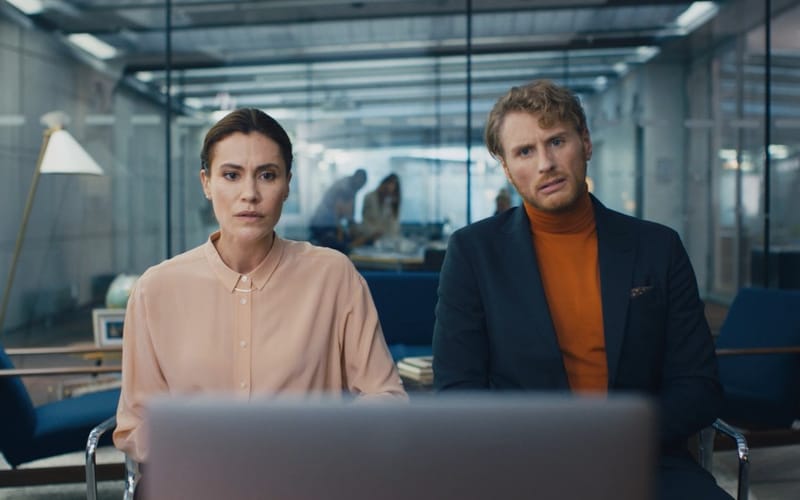 Adriaan van Veen im Fiverr-Werbespot — im Stil von Succession